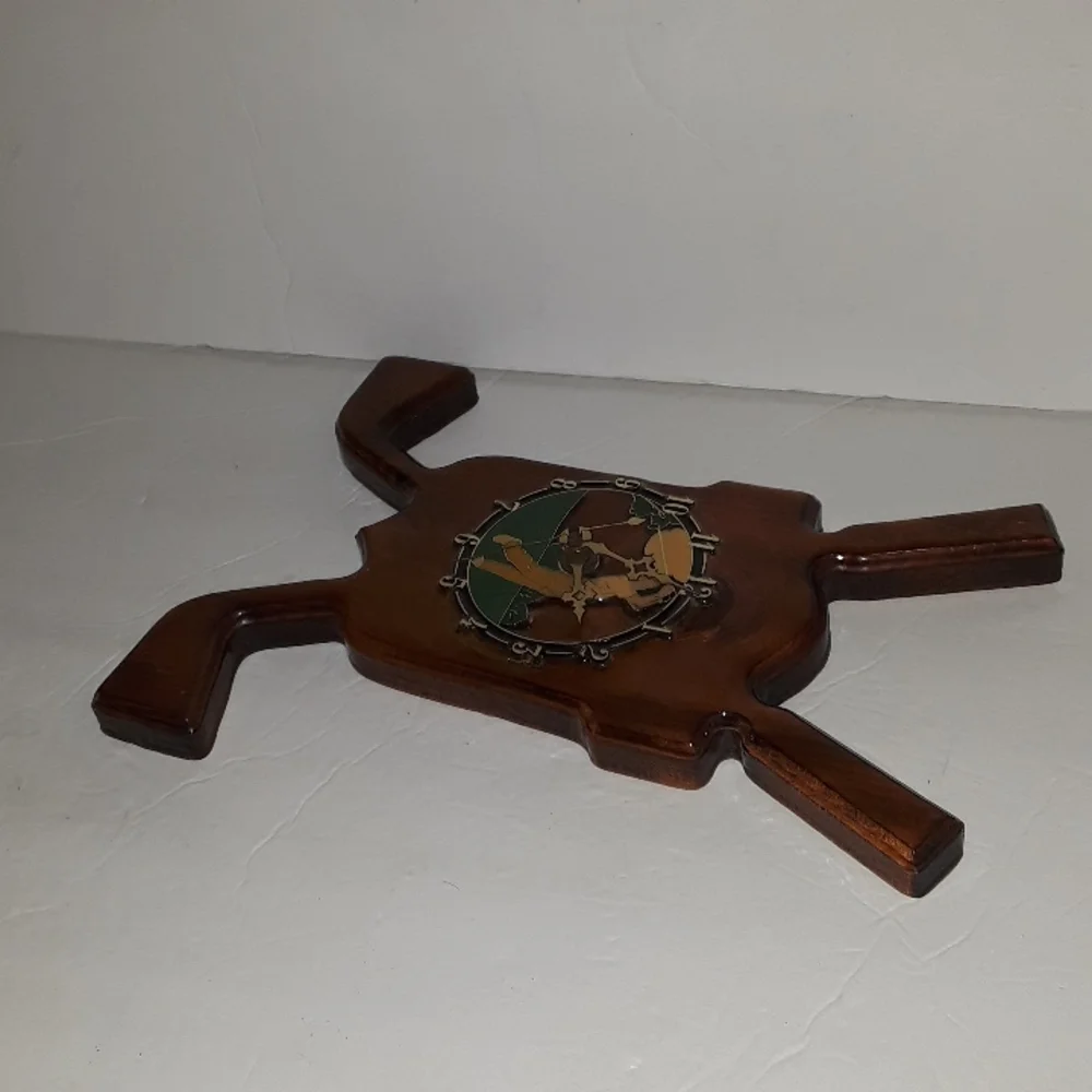 RARE VINTAGE WOOD CROSSED GOLF CLUB SHAPE QUARTZ CLOCK